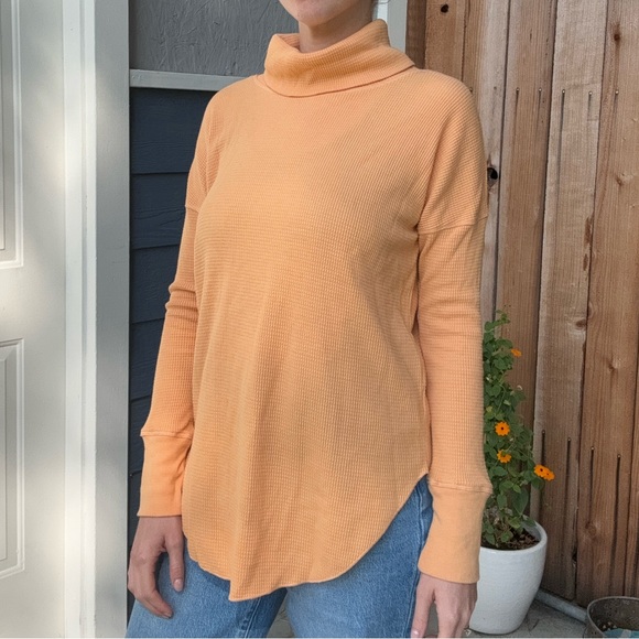 Aritzia Long Sleeve Turtle Neck - Picture 2 of 11
